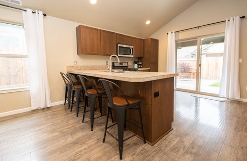 Larkspur House | King bed - Pet Friendly - Jameson's Place