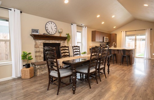 Larkspur House | King bed - Pet Friendly - Jameson's Place