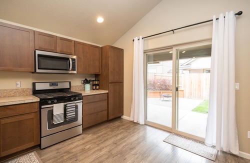 Larkspur House | King bed - Pet Friendly - Jameson's Place