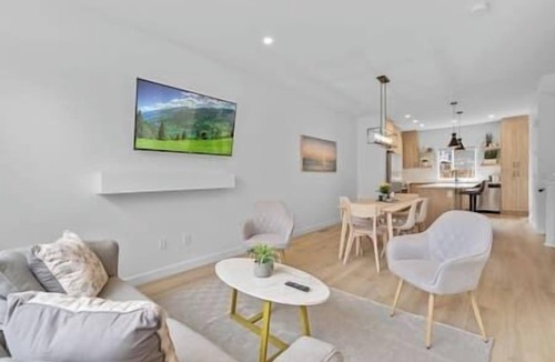 Southwest Calgary House | King Bed | Ping Pong | 3BR | Garage| AC | Backyard