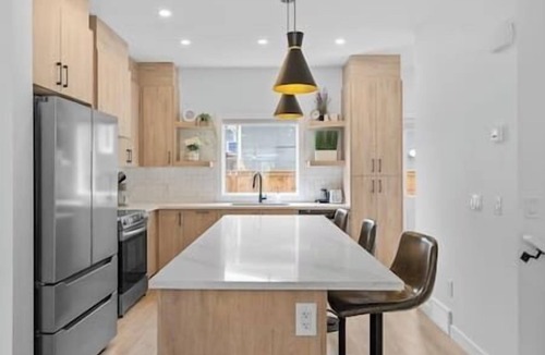 Southwest Calgary House | King Bed | Ping Pong | 3BR | Garage| AC | Backyard