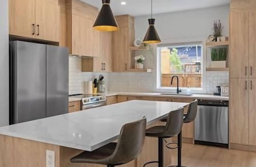 Southwest Calgary House | King Bed | Ping Pong | 3BR | Garage| AC | Backyard