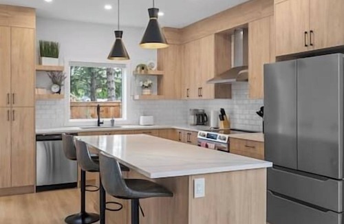 Southwest Calgary House | King Bed | Ping Pong | 3BR | Garage | AC |Backyard