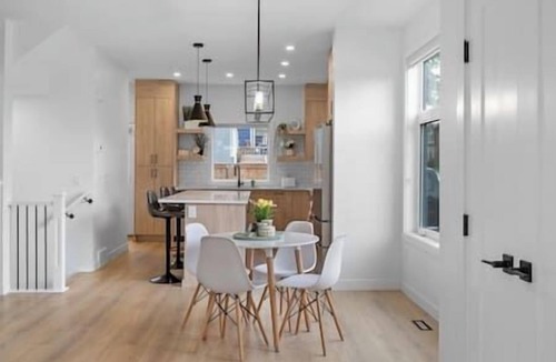 Southwest Calgary House | King Bed | Ping Pong | 3BR | Garage | AC |Backyard