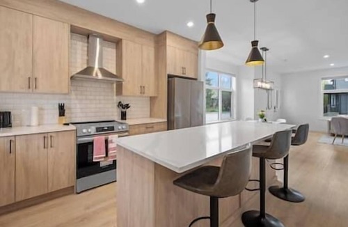 Southwest Calgary House | King Bed | Ping Pong | 3BR | Garage | AC |Backyard