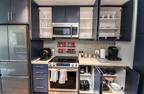 Innisfil Condo | King Bed*Pool*Fireplace*BBQ*Smart TV