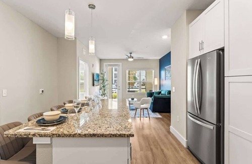 Southeast Orlando Apartment | King Bed, Pool & Gym, Near Parks, Pets allowed