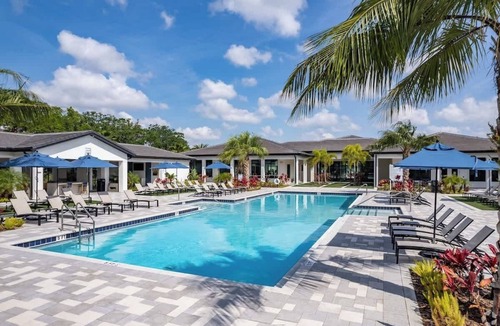Southeast Orlando Apartment | King Bed, Pool & Gym, Near Parks, Pets allowed