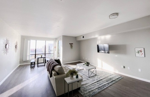 Far North Dallas Apartment | King Bed + Pool in Great Location by Galleria - F