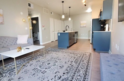 Far North Dallas Apartment | King Bed + Pool in Great Location by Galleria - H