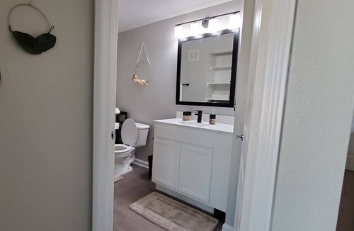 Far North Dallas Apartment | King Bed + Pool in Great Location by Galleria - H