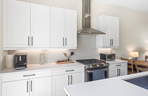 Summerhill Villa | King Bed | Private Garage |Your Summerhill Escape