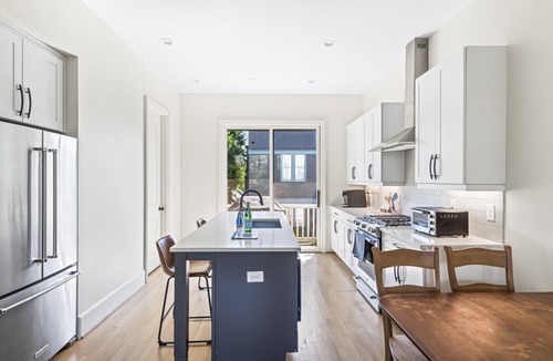 Summerhill Villa | King Bed | Private Garage |Your Summerhill Escape