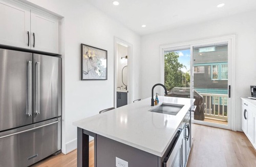 Summerhill Villa | King Bed | Private Garage |Your Summerhill Escape