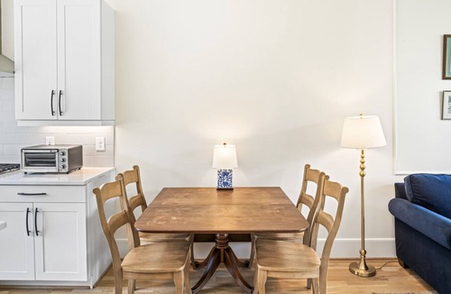 Summerhill Villa | King Bed | Private Garage |Your Summerhill Escape