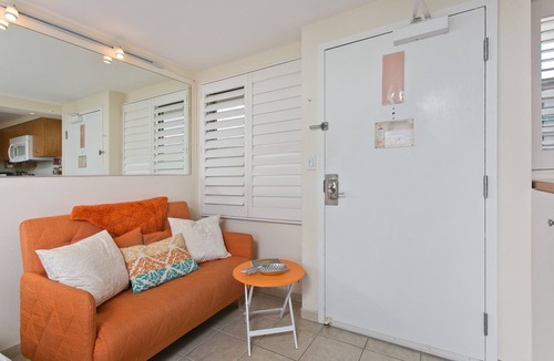 Diamond Head - Kapahulu - St. Louis Apartment | 👁‍🗨KING Bed- Private-Lanai 〰 Pacific Ocean-View Studio w/Full-Kitchen