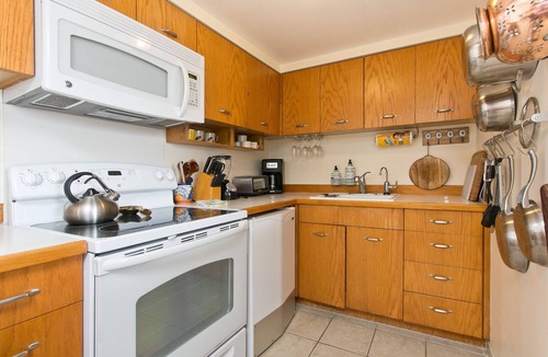 Diamond Head - Kapahulu - St. Louis Apartment | 👁‍🗨KING Bed- Private-Lanai 〰 Pacific Ocean-View Studio w/Full-Kitchen