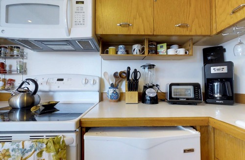 Diamond Head - Kapahulu - St. Louis Apartment | 👁‍🗨KING Bed- Private-Lanai 〰 Pacific Ocean-View Studio w/Full-Kitchen