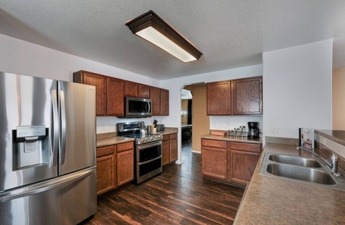 Selma House | King Bed, Private Office, Free Parking