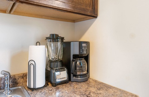 Poughkeepsie Apartment | King Bed/Private Parking/300mbps+ WiFi