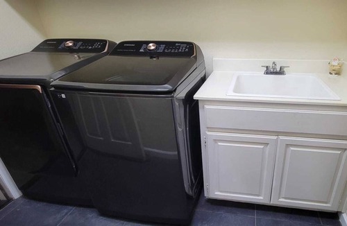 Antioch House | King Bed Private Room/Bathroom + FREE Parking