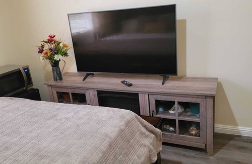 Antioch House | King Bed Private Room/Bathroom + FREE Parking