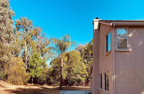 Antioch House | King Bed Private Room/Bathroom + FREE Parking