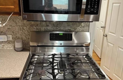 North Chicago House | King Bed Private Backyard Grill and Fireplace