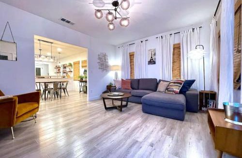 Central Sacramento House | King Bed-Private Yard-Driveway Parking