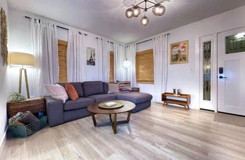 Central Sacramento House | King Bed-Private Yard-Driveway Parking