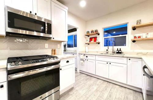 Central Sacramento House | King Bed-Private Yard-Driveway Parking