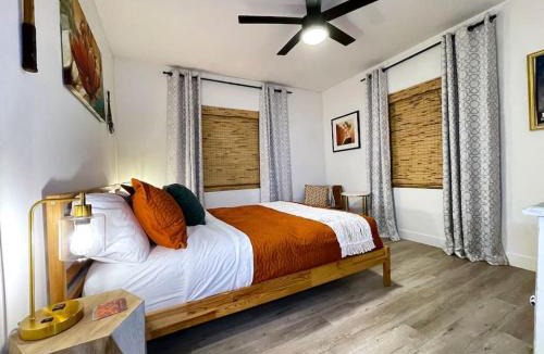 Central Sacramento House | King Bed-Private Yard-Driveway Parking