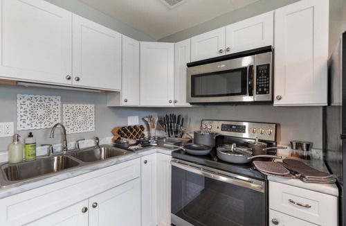 St. Charles Apartment | King Bed | Quiet 2BR Near Downtown St Charles