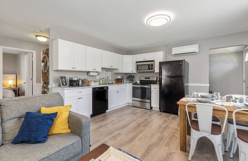 St. Charles Apartment | King Bed | Quiet 2BR Near Downtown St Charles