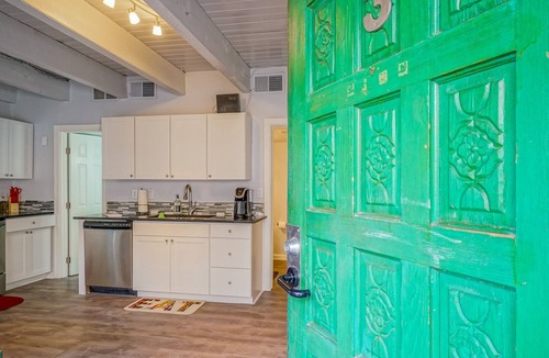 West Old Town Apartment | King bed, Queen bed, 2 TV's, Walk to Old Town