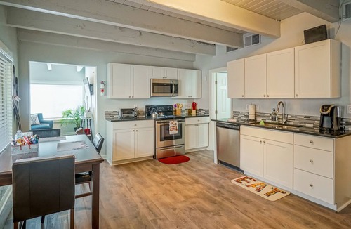 West Old Town Apartment | King bed, Queen bed, 2 TV's, Walk to Old Town