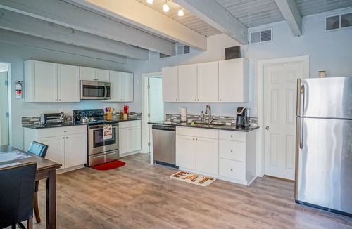 West Old Town Apartment | King bed, Queen bed, 2 TV's, Walk to Old Town