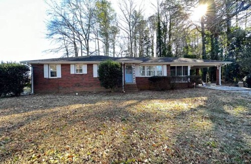 Roswell House | King bed, ranch on 1 acre, pets & long-term okay!