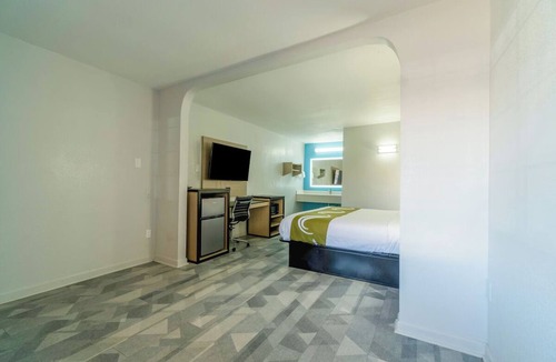 Pleasanton Hotel | King Bed Room Near Wingstop + Free Parking Available