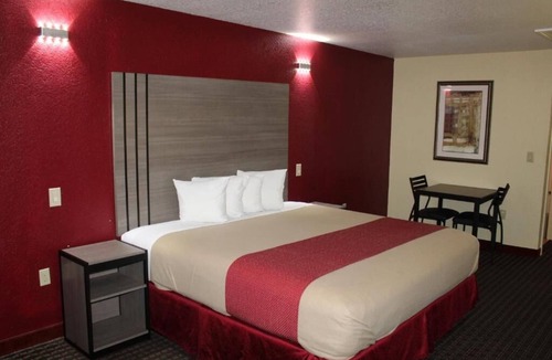 Fort Worth Hotel | King Bed, Scottish Inns, Comfy Workspace, Free Parking, close to Sundance Square