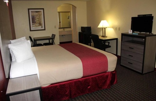 Fort Worth Hotel | King Bed, Scottish Inns, Comfy Workspace, Free Parking, close to Sundance Square