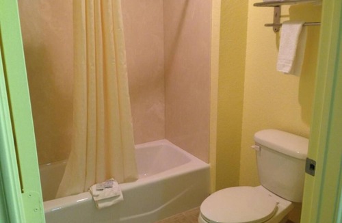 Fort Worth Hotel | King Bed, Scottish Inns, Comfy Workspace, Free Parking, close to Sundance Square