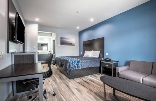 Katy Hotel | King Bed, Scottish Inn Katy, Kitchenette, Close to Mary Jo Peckham Park