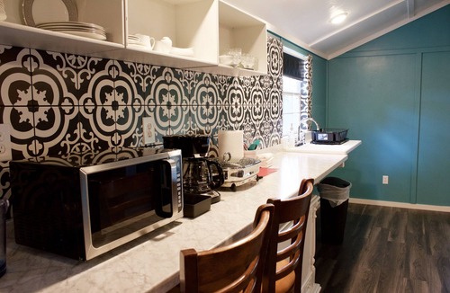 Kennard House | KING BED, SCREENED IN PORCH, KITCHEN, SHOWER, WIFI, ROKU, NEAR RATCLIFF LAKE