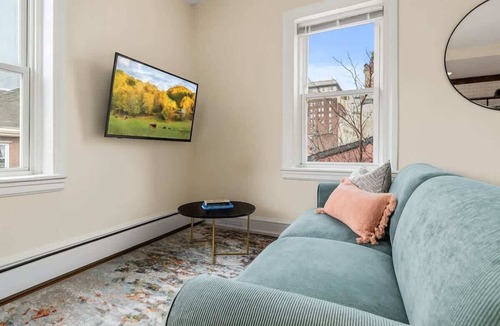 Gayborhood Condo | King Bed | Sleeps 3 | 2 Beds | Walkable | Cozy