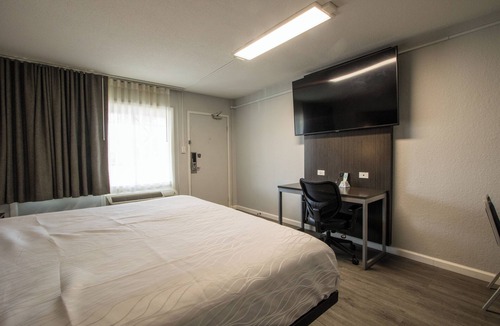 Henderson Hotel | King Bed Smoking No Pet