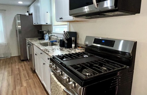 Minden House | King bed, Spacious 4 bed, 2bth house with a workspace, laundry in unit, WiFi.