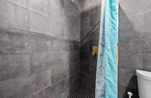 Houston Heights Apartment | King Bed & Spacious Hideaway for One or Two