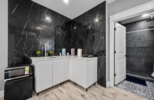 Houston Heights Apartment | King Bed & Spacious Hideaway for One or Two