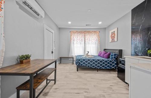 Houston Heights Apartment | King Bed & Spacious Hideaway for One or Two